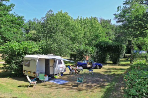 Une caravane sur un emplacement du camping.