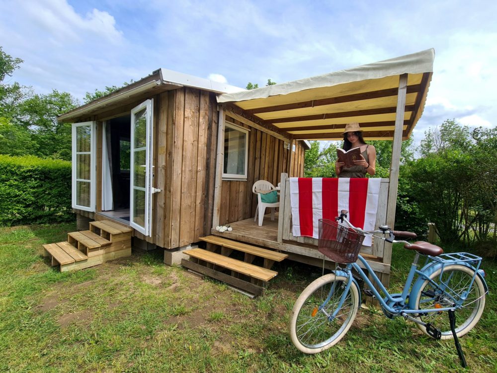 Mobil Home Tithome sans sanitaire, extérieur avec terrasse.