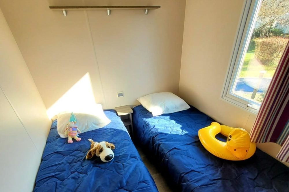 Mobil Home Super Mercure, chambre avec lits simple côte à côte.