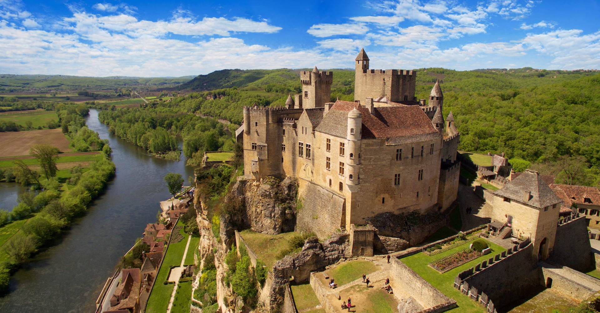 Canoë et vacanciers au bord de la rivière Dordogne.