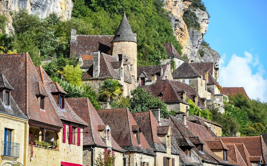 Village de La Roque-Gageac au pied de sa falaise, au bord de la Dordogne
