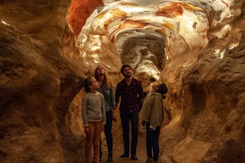 Canoë famille sur la rivière dordogne.
